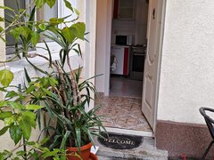 Badea Cartan, ap 2 cam la curte