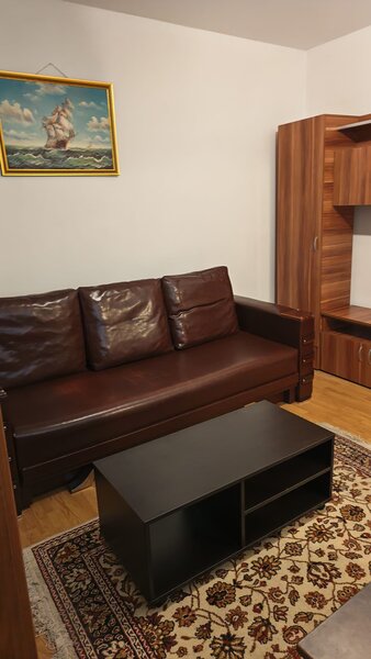 Badea Cartan, ap 2 cam la curte