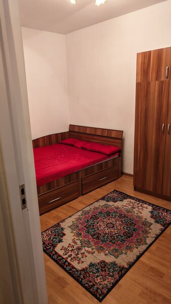 Badea Cartan, ap 2 cam la curte