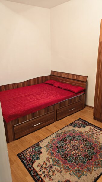 Badea Cartan, ap 2 cam la curte