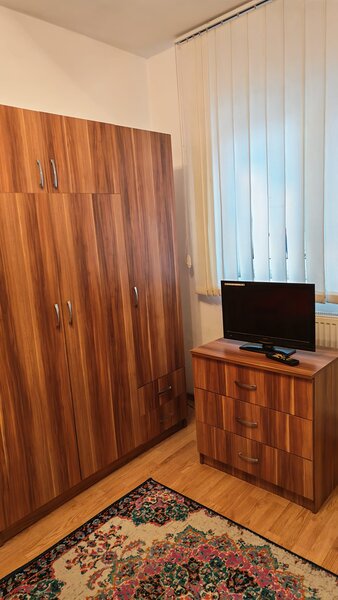 Badea Cartan, ap 2 cam la curte