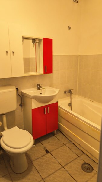 Badea Cartan, ap 2 cam la curte