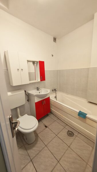 Badea Cartan, ap 2 cam la curte